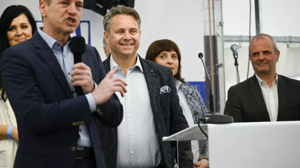 Premier Robert Golob je na novinarski konferenci po srečanju na obrambnem ministrstvu dejal, da bo Slovenija vztrajala pri enem kandidatu, Tomažu Veselu.

&nbsp;

&nbsp;

&nbsp;