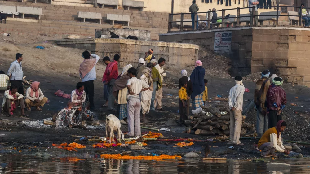 ﻿Zadnje slovo na bregu svete reke Gange, Indija