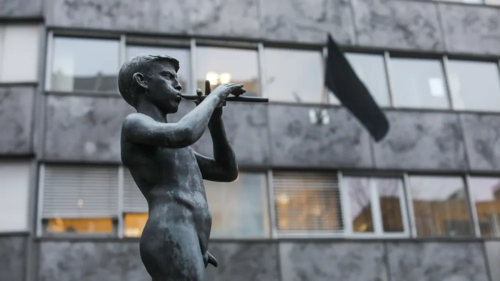 17.12.2021. - Simbolična fotografija, Deček s pi&scaron;čalijo simbol RTVSLO. RTVSLO in črna zastava.//FOTO: Bojan Velikonja