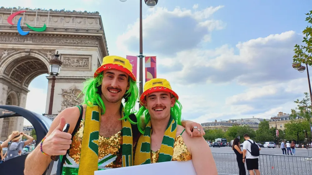 Brata Carter iz Brisbana v Avstraliji sta pri&scaron;la v Pariz spodbujat svojo polsestro, plavalko in trikratno dobitnico kolajn v Tokiu Kaylee McKeown.