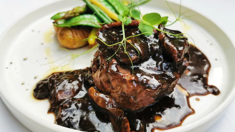 Goveji file v omaki balzamika in su&scaron;enih paradižnikov, Restavracija &Scaron;pajza