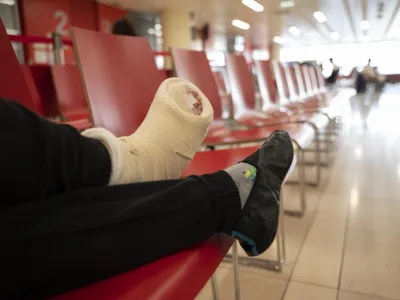 - simbolična fotografija - zdravstvo - po&scaron;kodba - zlom - mavec - gibsPacienti- 15.2.2024 - UKC Ljubljana - Urgenca// FOTO: Nik Erik Neubauer