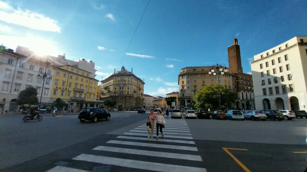 Trg Oberdan je lahko izhodišče tudi do sodne palače na Trgu Foro Ulpiano kjer so bili v času fašizma in nacizma zaprti in mučeni mnogi Slovenci.