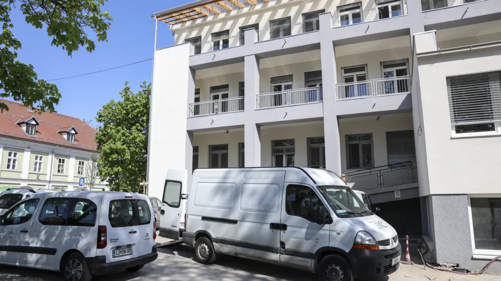 Stavbo negovalne bolni&scaron;nice na Vrazovem trgu, kjer je nekoč delovala Pediatrična klinika, so s pomočjo evropskega denarja notranje prenovili in energetsko sanirali, odprtje je bilo junija letos. Gre za pomembno posodobitev in povečanje bolni&scaron;ničnih zmogljivosti tako za ljubljanski klinični center kot za vso Slovenijo. Foto:&nbsp;Jaka Gasar