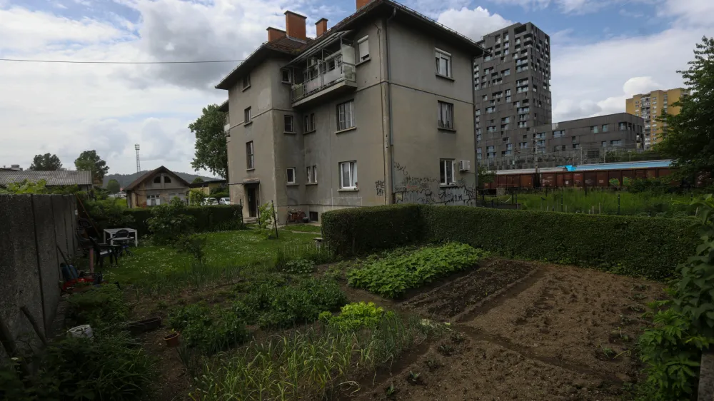 20.5.2024 - Šmartinska cesta - hiše predvidene za rušenje - preselitev na drugo lokacijo - podvoz pri Orto barFOTO: Luka Cjuha
