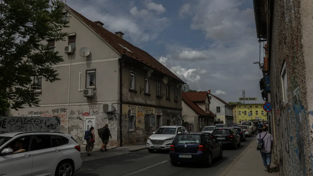 20.5.2024 - Šmartinska cesta - hiše predvidene za rušenje - preselitev na drugo lokacijo - podvoz pri Orto barFOTO: Luka Cjuha