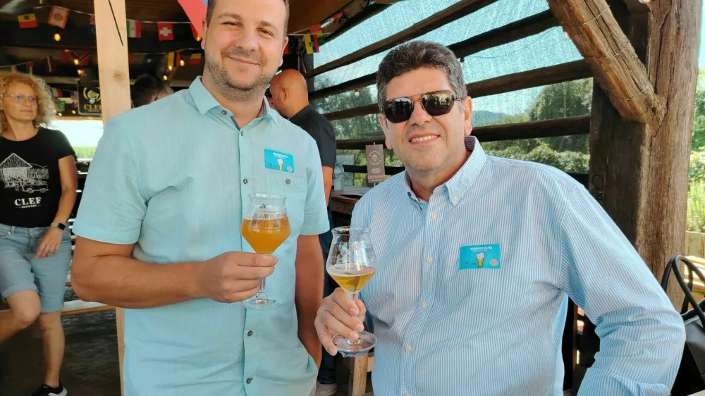 Samo Žabkar, direktor pivovarne Reset iz Brežic in Andrej Sluga, predsednik združenja slovenskih pivovarn. Foto Mojca Marot