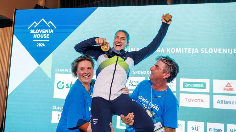 Francija, Pariz.Poletne olimpijske igre 2024 v Parizu.Sprejem zlate olimpijke Andreje Leski v Slovenski hisi v Parizu.Judoistka Andreja Leski z mamo Ireno in ocetom Danilom.