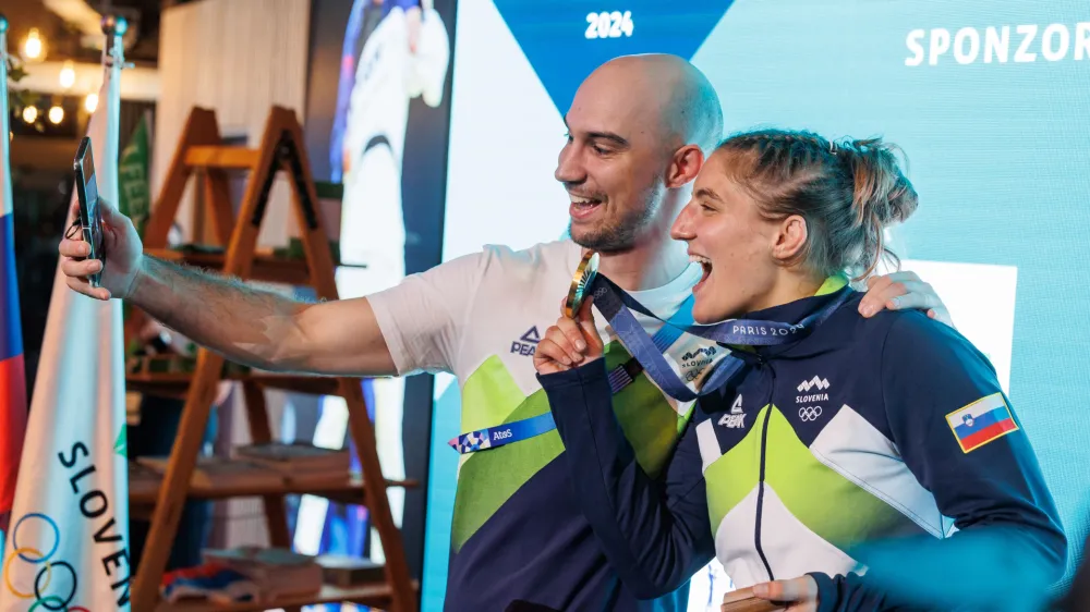 Francija, Pariz.Poletne olimpijske igre 2024 v Parizu.Sprejem zlate olimpijke Andreje Leski v Slovenski hisi v Parizu.Trener Luka Kuralt in judoistka Andreja Leski.