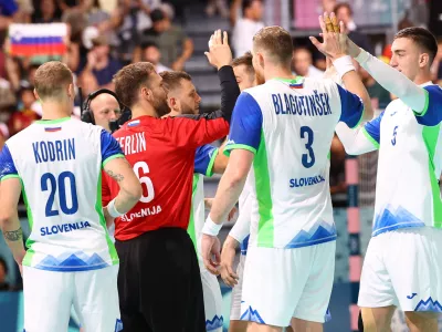 Paris 2024 Olympics - Handball - Men's Preliminary Round Group A - Japan vs Slovenia - South Paris Arena 6, Paris, France - August 02, 2024. Klemen Ferlin of Slovenia and Nik Henigman of Slovenia celebrates with teammates. REUTERS/Bernadett Szabo
