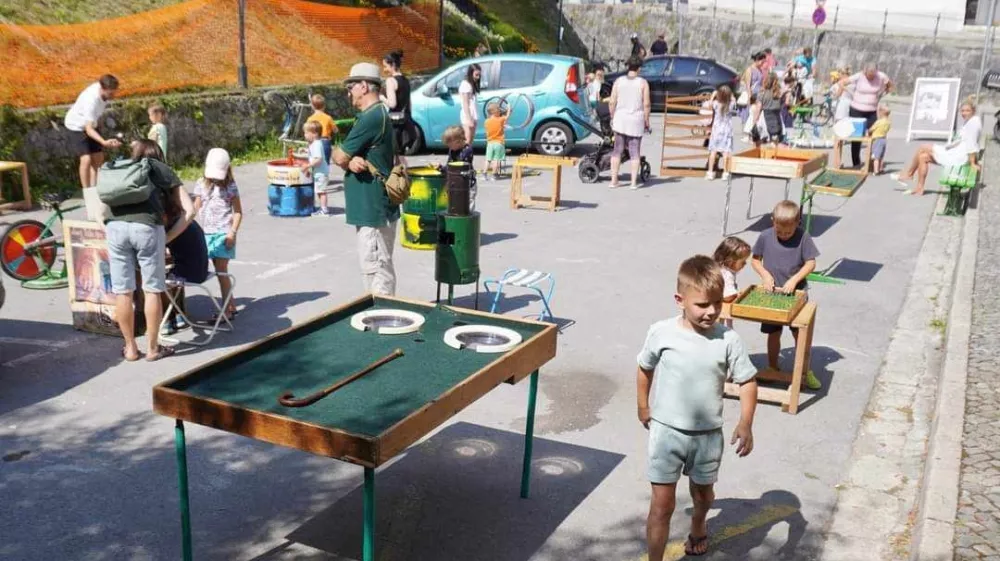 S projektom PopUpUrbanSpaces se parkiri&scaron;če ob kavarni Veronika ob sobotah spremeni v igri&scaron;če. Foto: KDPM Priden možic