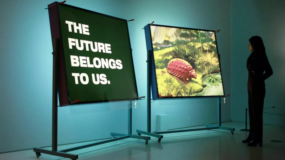 Basim Magdy v delu Naša prazgodovinska usoda (2011) črpa tako iz oglaševanja kot znanstvene fantastike, stripa in dokumentarnih oddaj o naravi, znanosti in tehnologiji. Foto: arhiv Royal Academy London