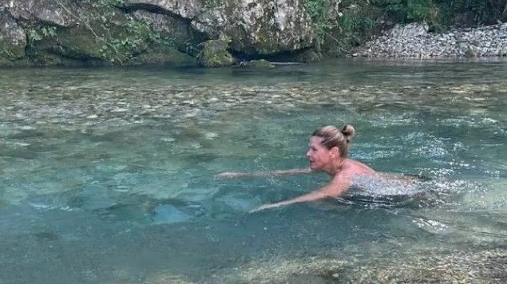 Alenka Bratu&scaron;ek se kopa v mrzli Kokri