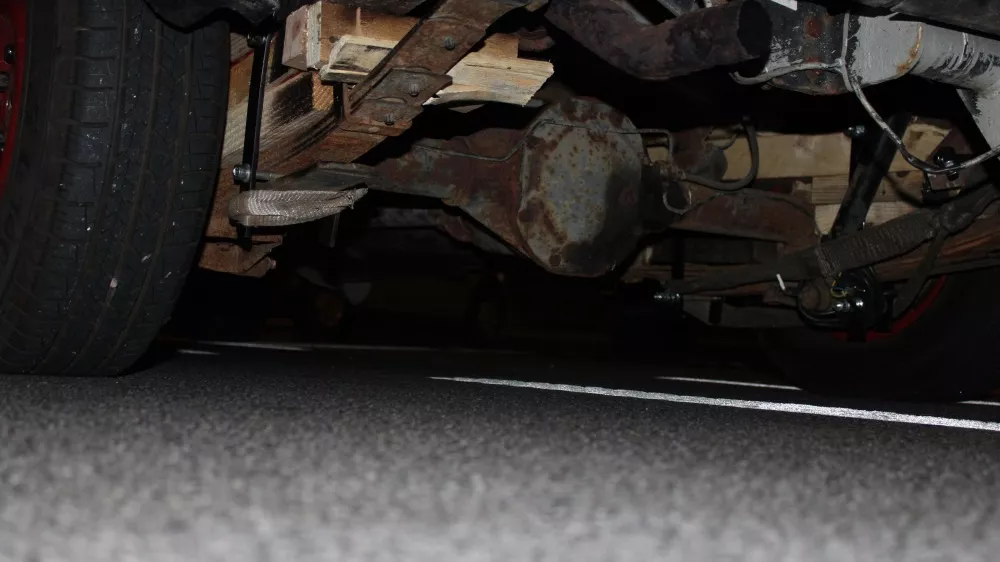 Okvaro na podvozju je popravil kar sam.