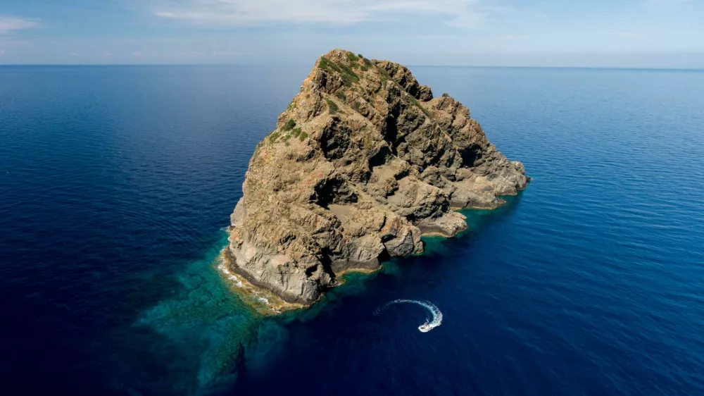 Otok Jabuka v Jadranskem morju.