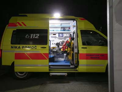 - Urgentni center, UKC Maribor, re&scaron;ilec- 23.10.2020 &ndash; Maribor &ndash; reportaža s protesta in omejitvi gibanja med 21 in 6 uro - 30 dnevna epidemija Koronavirus COVID-19 v Sloveniji &ndash; omejitev gibanja ljudi ponoči med 21. in 6. uro - prepovedano zbiranje več kot &scaron;est ljudi, prepoved vseh prireditev in shodov //FOTO: Matjaž Ru&scaron;t