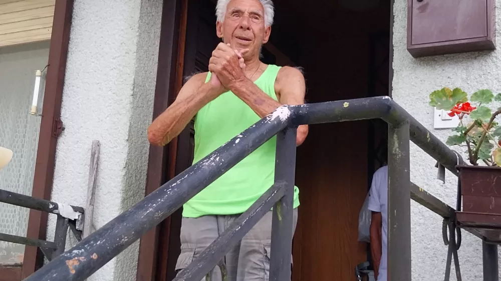 Franc Primožič se je prijateljev na dvorišču iskreno razveselil in bil navdušen nad presenečenjem, ki so mu ga pripravili. Foto: Vesna Levičnik