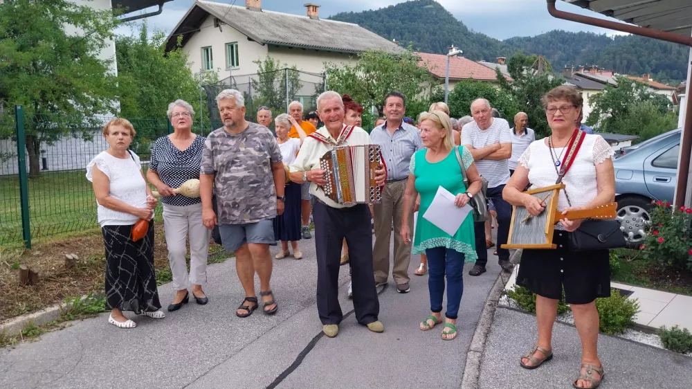 Zbrani prijatelji so s pesmijo in harmoniko prišli voščit Francu Primožiču kar na dom. Foto: Vesna Levičnik
