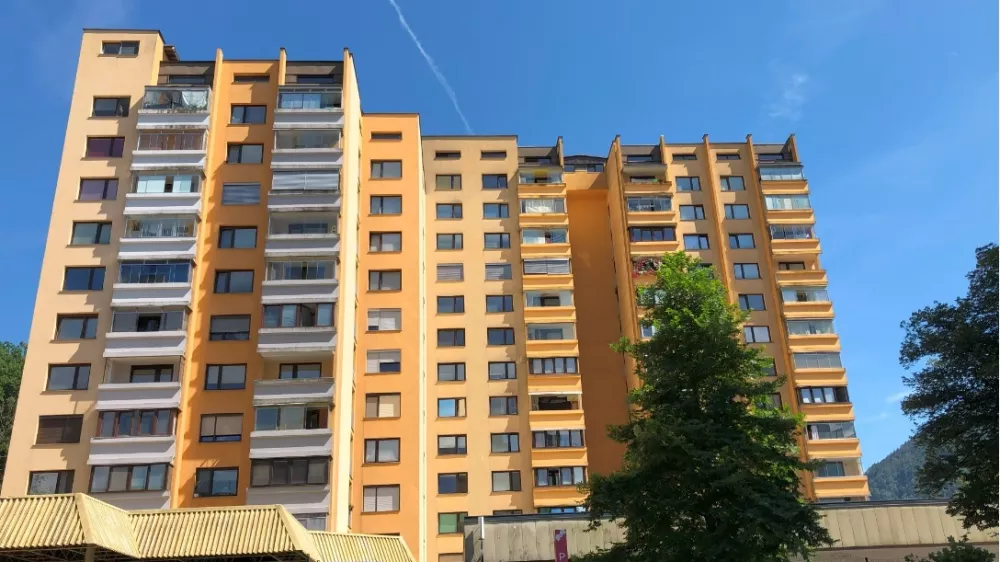 Medtem ko je večina blokov na Jesenicah dobila nove fasade, prenovo toplotne postaje &scaron;e čakajo. Foto: Eva Branc