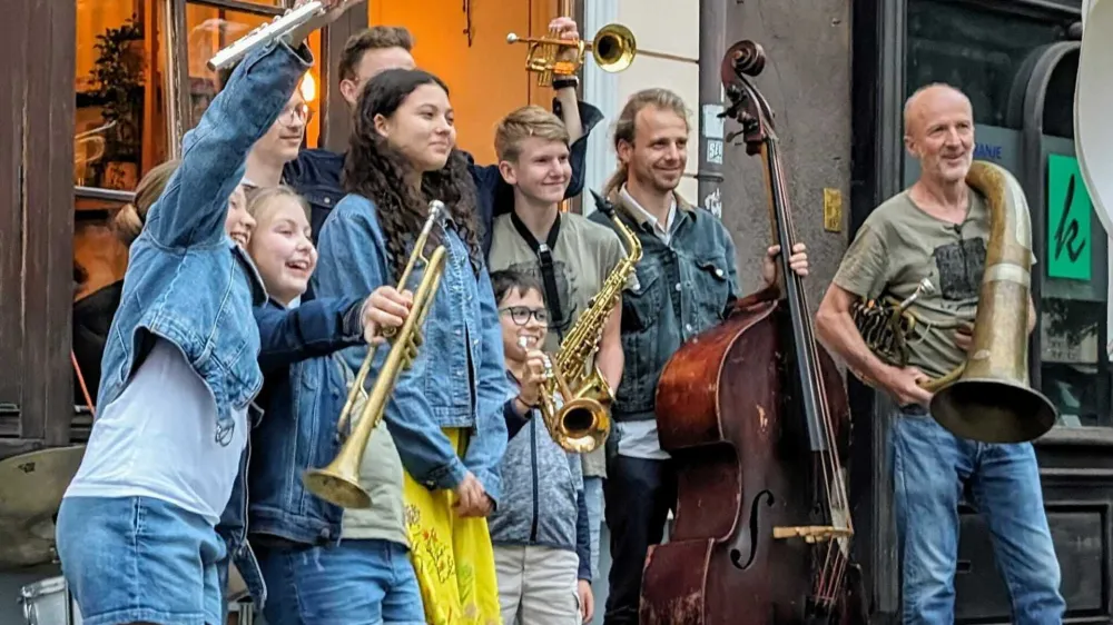 Udeleženci &scaron;ole Jazz Ravne, ki se družijo pod imenom Jazz Mulci, bodo gostovali tudi na Hrva&scaron;kem, pri prijateljskem festivalu Jazz u vinogradu. Desno ob njih njihov mentor Samo Kolar. Foto: arhiv Festivala slovenskega jazza