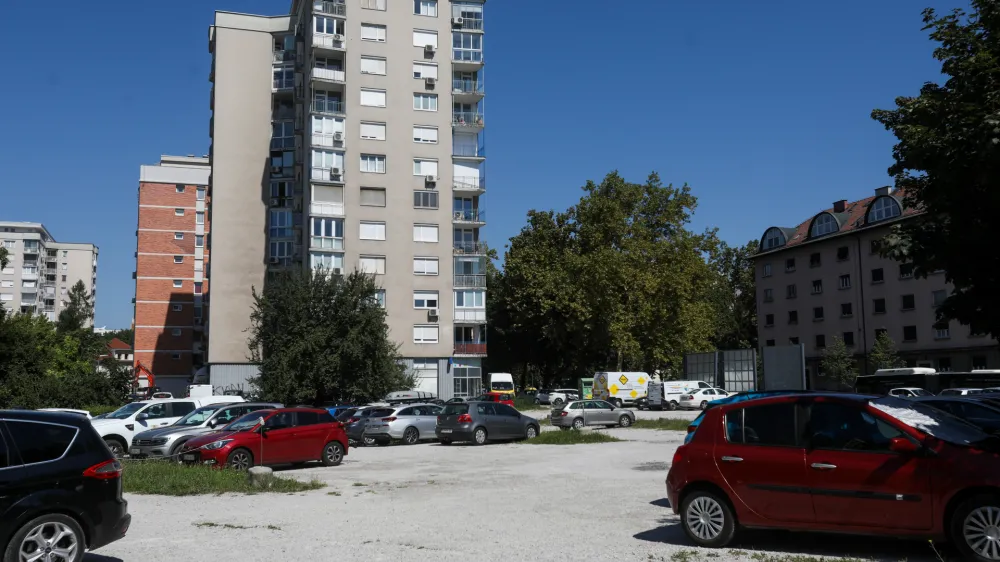 Stolpnica, ki jo družba C-Tower namerava zgraditi na mestu sedanjega parkiri&scaron;ča ob Celov&scaron;ki cesti, povzroča skrbi bližnjim sosedom. Foto: Bojan Velikonja