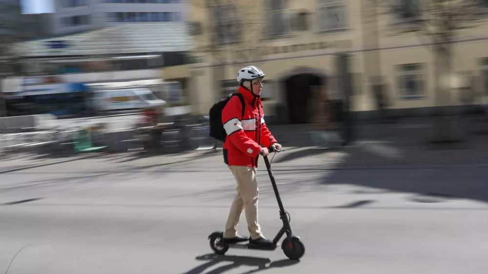 V Sloveniji legalno ni mogoče kupiti električnega skiroja, ki bi presegal hitrost 25 km/h. Vendar lahko posameznik po le nekaj ogledih videoposnetkov na youtubu spremeni omejeno hitrost. Fotografija je simbolična. Foto: Bojan Velikonja 