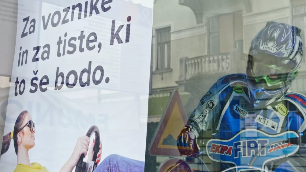 - ilustrativna fotografijavozni&scaron;ko dovoljenje,mladi voznik,mlada voznica,varna vožnja,promet,varnost na cesti,motorist//FOTO: Tomaž Zajel&scaron;nik