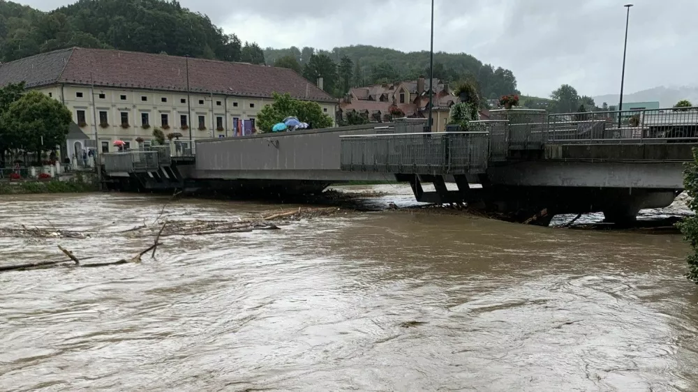 Most čez Savinjo v La&scaron;kem ob poplavah 4. avgusta 2023