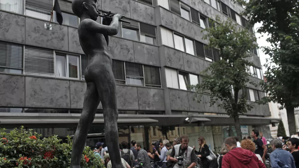 - kip Deček s pi&scaron;čalko - protest novinarjev DNS pred RTV, ki z razmerami in odločitvami vodstva na javni televiziji niso zadovoljni - - 03.09.2015 - Radiotelevizija Slovenija (RTV) - vodstvo je na novinarski konferenci predstavilo trenutne razmere na Televiziji Slovenija, potem ko je dru&scaron;tvo novinarjev (DNS) opozorilo na &scaron;tevilne domnevno sporne kadrovske in programske spremembe. ///FOTO: Luka Cjuha