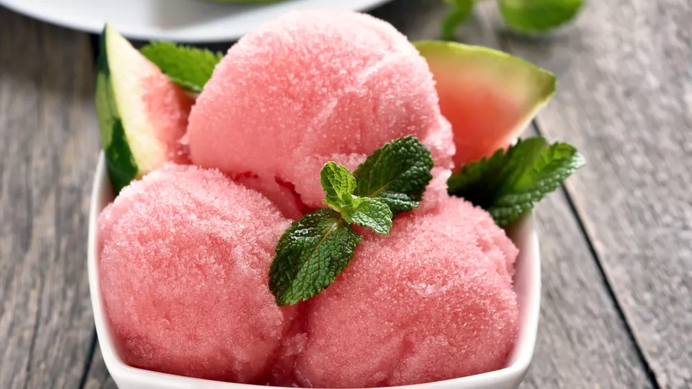 Watermelon sorbet ice cream in bowl, close up view / Foto: Voltan1