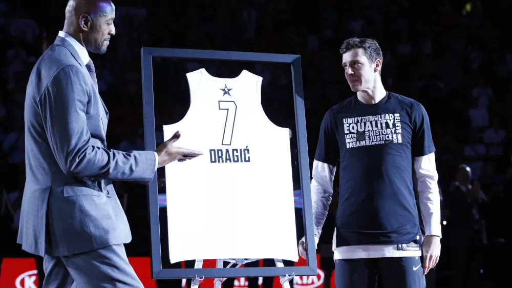 ﻿Alonzo Mourning, left, Miami Heat vice president of player programs, presents guard Goran Dragic his NBA All-Star Game jersey during a ceremony before the start of an NBA basketball game against the Houston Rockets, Wednesday, Feb. 7, 2018, in Miami. Dragic will replace injured Kevin Love in 2018 NBA All-Star Game. (AP Photo/Wilfredo Lee)