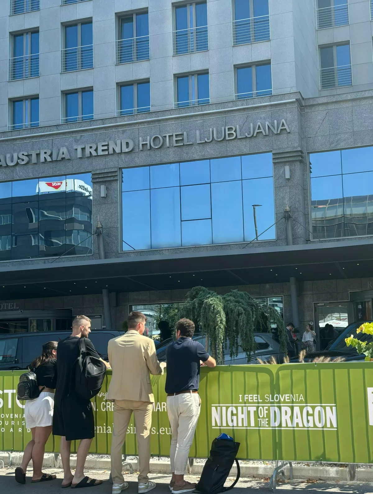 Oboževalci se že zbirajo pred hotelom v katerem so nastanjeni zvezdniki. Foto: Tamara Čalo&scaron;ević 