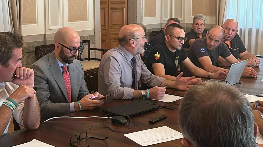 fotografiji z današnjega sestanka na prefekturi v Gorici (I). Foto: MONG