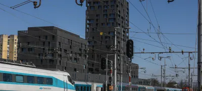 ﻿- Železniška postaja Ljubljana - potniški vlak - Situla, poslovno stanovanjski kompleks – - 16.03.2020 - Koronavirus COVID-19 v Sloveniji – epidemija – strožji ukrepi za preprečevanje širjenja okužb s koronavirusom – zaustavltev javnega in družabnega življenja – samoizolacija - zaprte šole, vrtci in gostinski lokali ter ustavljen javni, potniški in železniški promet.  //FOTO: Luka Cjuha