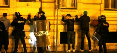 policija - mladoletniki - huligani - aretacija - spominska plošča ilegalna tiskarna NOB Tone Tomšič - Ljubljana 2012 - protest proti politični in županski eliti v Sloveniji 2012 - GOTOVI SO! - //FOTO: Luka Cjuha