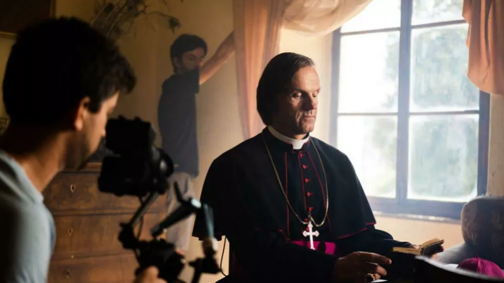 Dolgometražni igrano-dokumentarni film Srečen bo čas (2022) je nastal v Studiu Siposh, pod njega se podpisuje producent in režiser David Sipo&scaron;. Gre za sodoben filmski portret, ki odkriva ozadje vizionarskega dela &scaron;kofa Antona Martina Slom&scaron;ka. Mladega Slom&scaron;ka je upodobil Ožbej Romih, odraslega pa Robert Dragar. / Foto: arhiv Studia Siposh