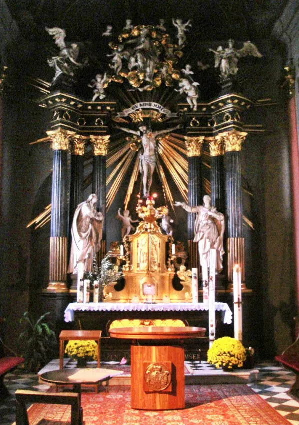 Grob Antona Martina Slom&scaron;ka v oltarju stranske kapele svetega Križa v mariborski stolnici / Foto: wikipedija