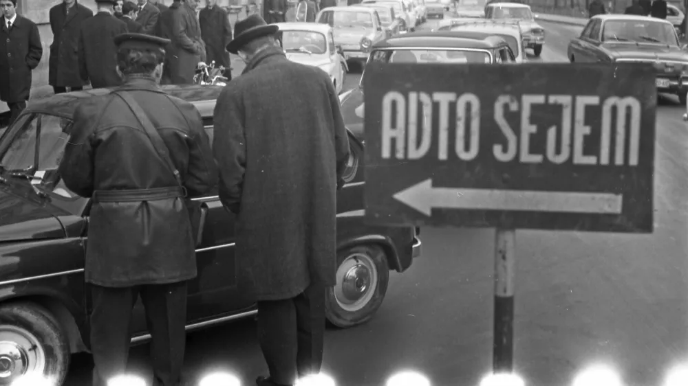 Kljub temu da je hkrati potekal sejem novih in rabljenih avtomobilov na Gospodarskem razstavišču, je mnogo ljudi prišlo na avtomobilski sejem pri ljubljanski klavnici. / Foto: Marjan Ciglič, hrani Muzej novejše in sodobne zgodovine Slovenije