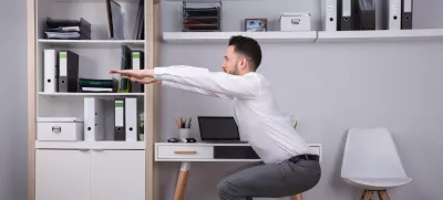 Portrait Of A Happy Young Businessman Doing Workout In Office / Foto: Andreypopov