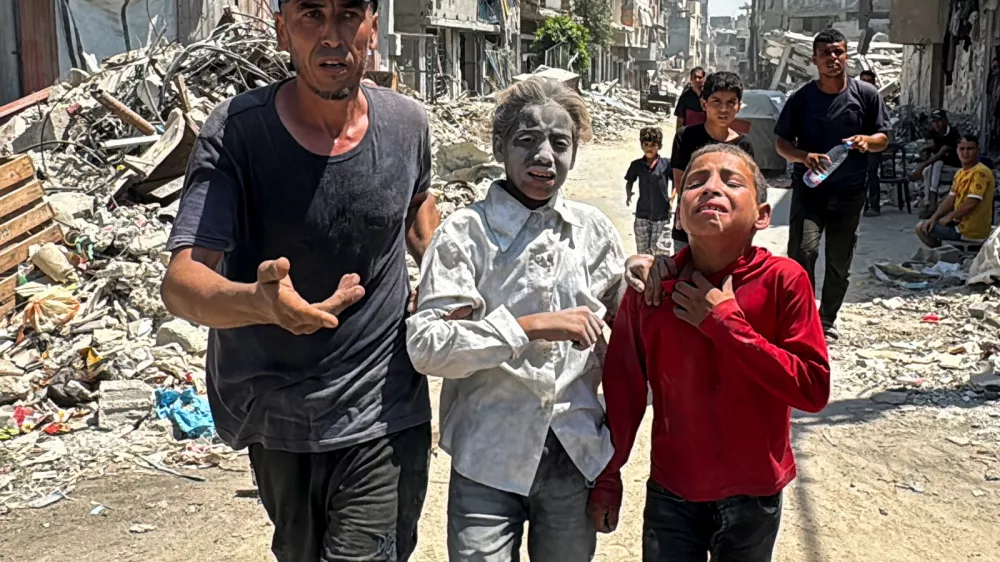 Palestinians react at the site of an Israeli strike that destroyed several houses, amid Israel-Hamas conflict, in Khan Younis in the southern Gaza Strip August 27, 2024. REUTERS/Mohammed Salem