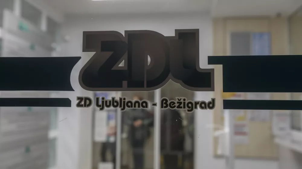 V bežigrajskem zdravstvenem domu bodo po odhodu dveh pediatrov njune paciente začasno zdravili drugi zdravniki, a kadrovska stiska je očitna. Foto: Luka Cjuha