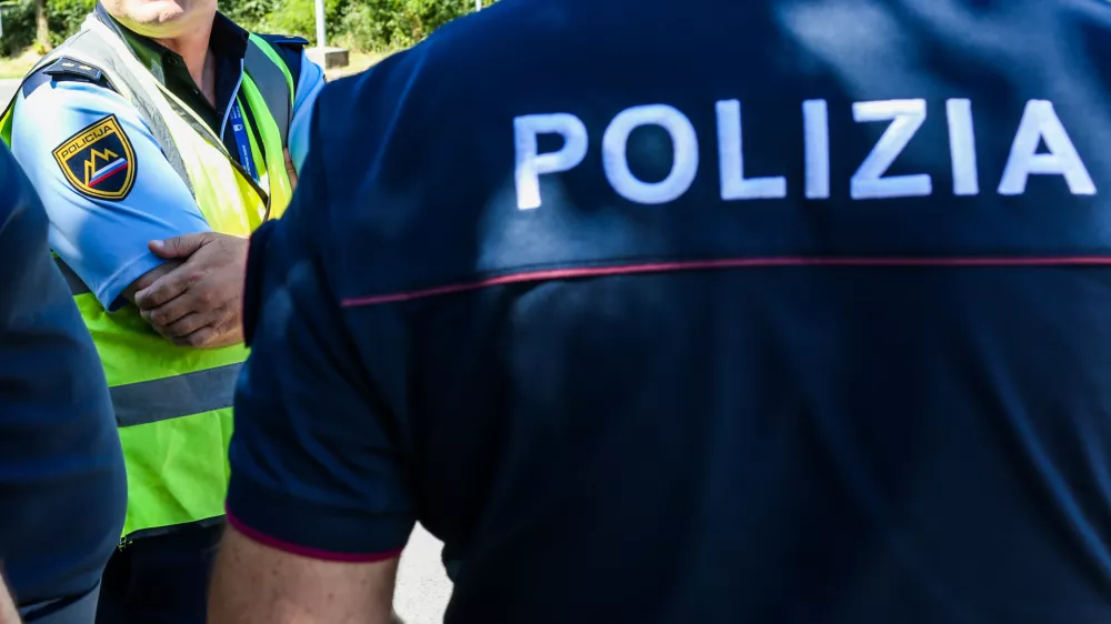 - slovensko-italijanska policijska patrulja &ndash; policija - 01.07.2019 &ndash; Sežana - nekdanji mejni prehod Lipica - Slovensko-italijansko mejo začeli nadzorovati me&scaron;ane slovensko-italijanske policijske patrulje s ciljem zaustaviti nezakonite prehode meja //FOTO: Bojan Velikonja