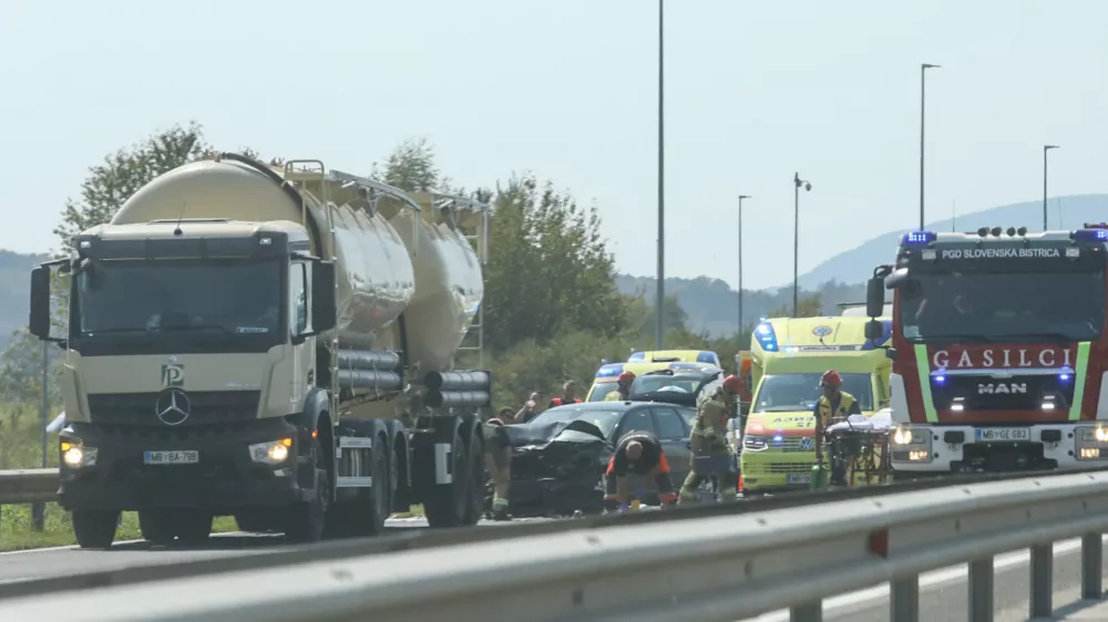 Zaradi prometne nesreče ostaja zaprt vozni pas ter uvoz Slovenska Bistrica jug. Foto: Luka Cjuha 