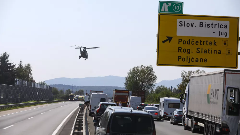 Voznik tovornega vozila je utrpel hujše telesne poškodbe. Foto: Luka Cjuha