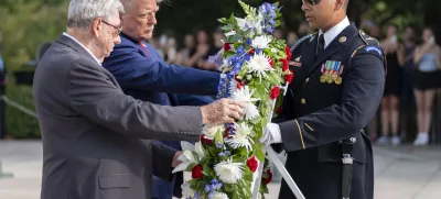 Sorodnik ubitega ameriškega vojaka in Donald Trump polagata venec na vojaškem pokopališču v Arlingtonu, kjer se je zgodil incident. Foto: AP