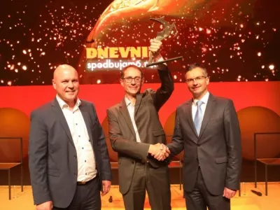 Priznanje zlata gazela 2019 je prokuristu zmagovalnega podjetja Virs Ale&scaron;u Puklavcu (na sredini) izročil predsednik vlade Marjan &Scaron;arec. (Foto: Jaka Gasar)