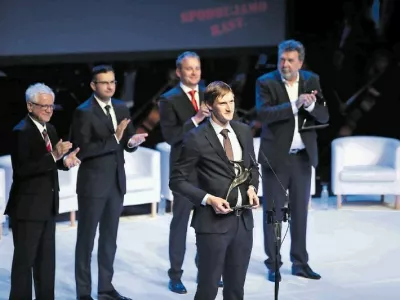 Priznanje zlata gazela 2018 je prevzel Simon Mesec iz Meborja. V ozadju so &scaron;e (z leve) predsednik Sveta Gazela Mirko Stra&scaron;ek, predsednik vlade Marjan &Scaron;arec ter tretje- in drugouvr&scaron;čeni Robert Medle iz bronaste gazele Roletarstvo Medle in Marino Furlan iz srebrne gazele Intra lighting.