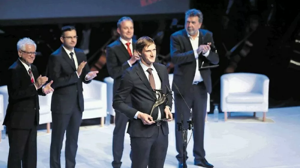 Priznanje zlata gazela 2018 je prevzel Simon Mesec iz Meborja. V ozadju so še (z leve) predsednik Sveta Gazela Mirko Strašek, predsednik vlade Marjan Šarec ter tretje- in drugouvrščeni Robert Medle iz bronaste gazele Roletarstvo Medle in Marino Furlan iz srebrne gazele Intra lighting.