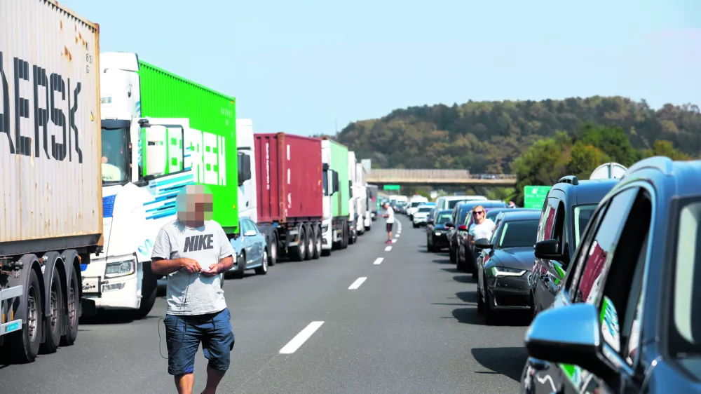 28.08.2024 - Prometna nesreča - &Scaron;tajerska avtocesta - re&scaron;evanje s helikopterjem - re&scaron;evalni pas - hoja po avtocestiFOTO: Luka Cjuha