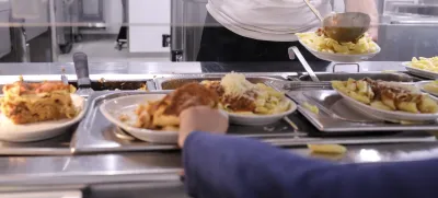 Na NIJZ ocenjujejo, da so šole dosedanjim smernicam dokaj zadovoljivo sledile, so pa razlike med šolami velike glede na zmožnosti kuhinje, kader, organizacijo dela …
Foto: Jaka Gasar 